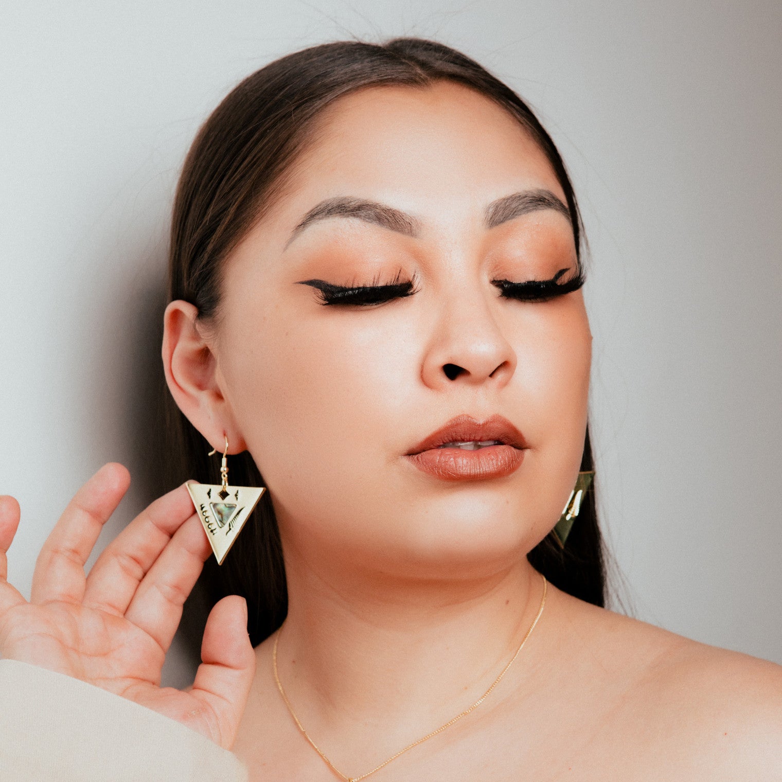 ピアス [BLACKMUSE] Glam gold tone triangle Earrings Modern 18K Gold Pointed Wide Huggie Earrings – ARTEMER