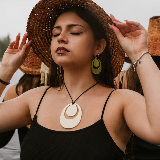 Sky carrier necklace gold with leather cord