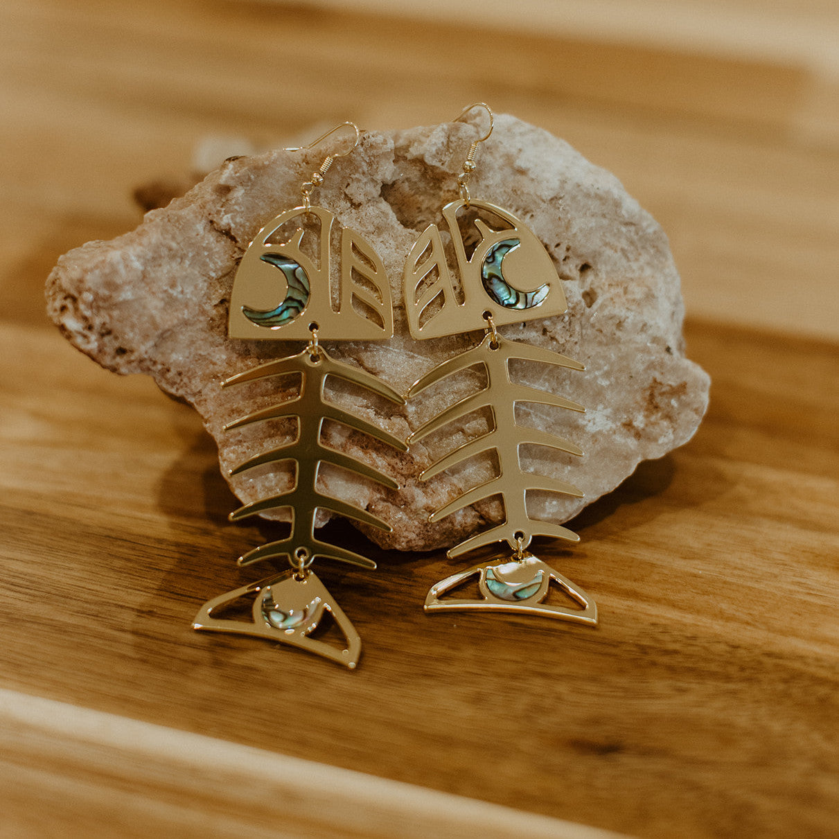 salmon ghost earring medium gold metal abalone