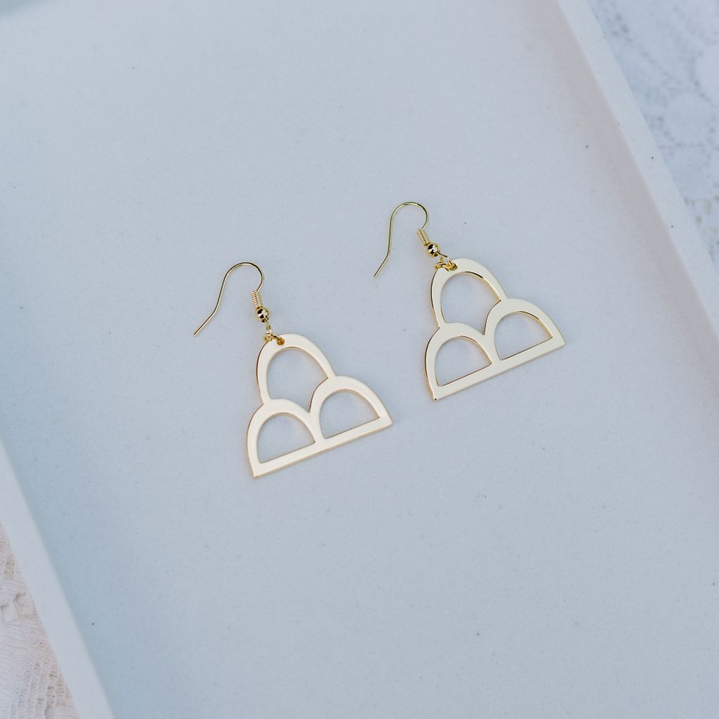 She dreamed of rain earring in gold